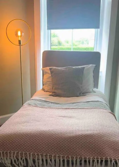 아파트 Large 2 Bedroom, Ground Floor Flat, Close To City 에든버러