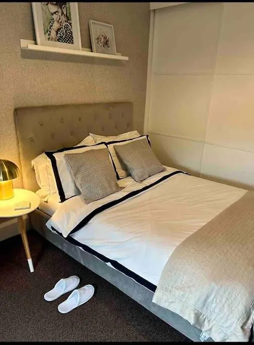 Large 2 Bedroom, Ground Floor Flat, Close To City 에든버러 0*,  영국