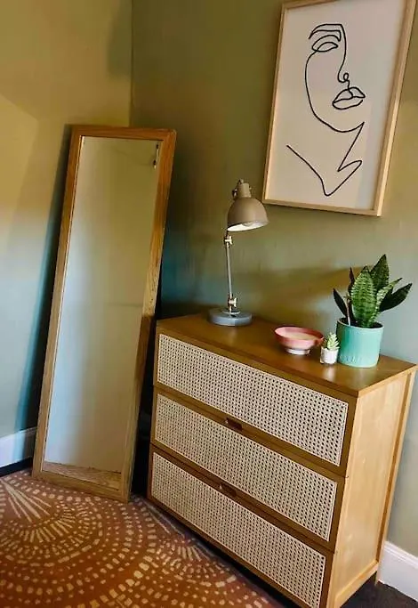 Large 2 Bedroom, Ground Floor Flat, Close To City EDI