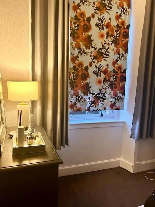Large 2 Bedroom, Ground Floor Flat, Close To City EDI Velká Británie