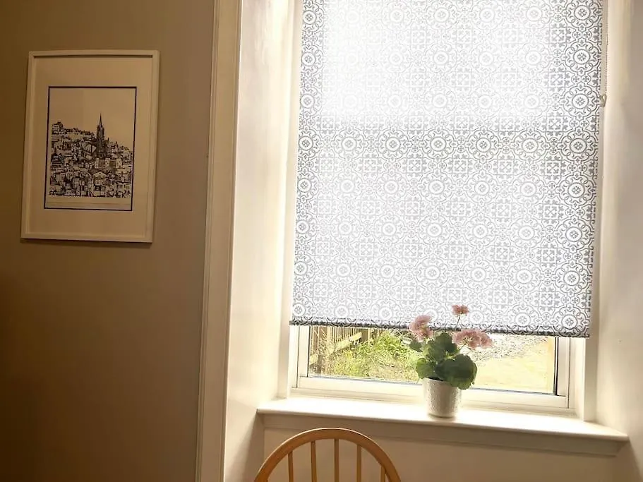 Large 2 Bedroom, Ground Floor Flat, Close To City EDI Apartmán