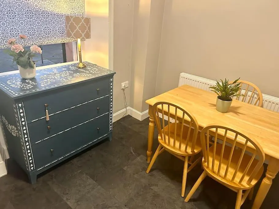 Large 2 Bedroom, Ground Floor Flat, Close To City EDI